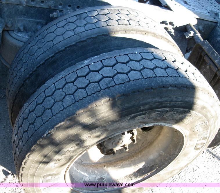 image for item 1003 2004 Freightliner Columbia 120 semi truck