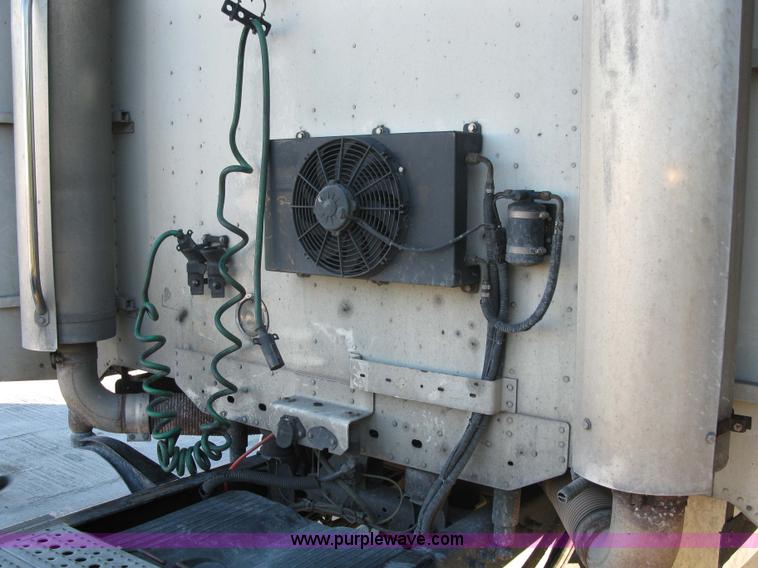 image for item 1003 2004 Freightliner Columbia 120 semi truck