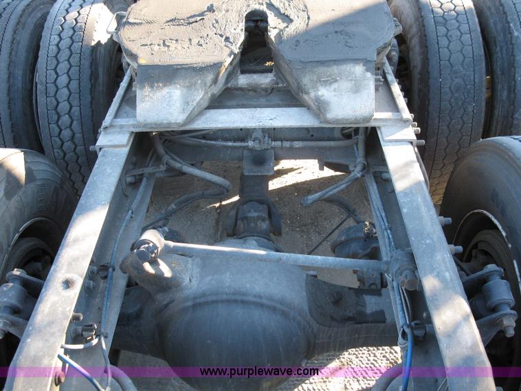 image for item 1003 2004 Freightliner Columbia 120 semi truck