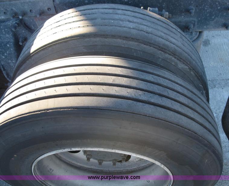 image for item 1003 2004 Freightliner Columbia 120 semi truck