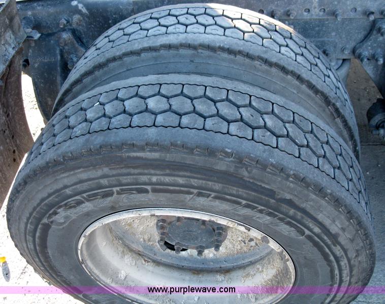 image for item 1003 2004 Freightliner Columbia 120 semi truck