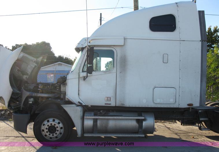 image for item 1003 2004 Freightliner Columbia 120 semi truck
