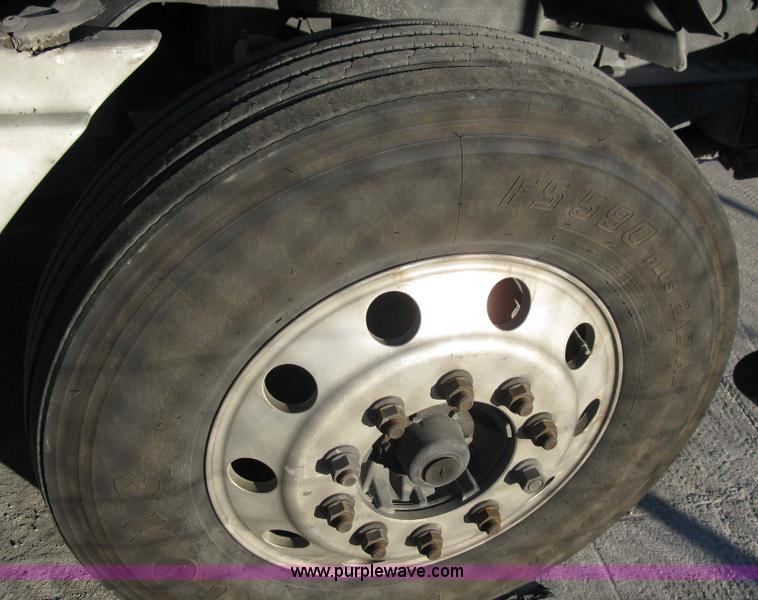 image for item 1003 2004 Freightliner Columbia 120 semi truck