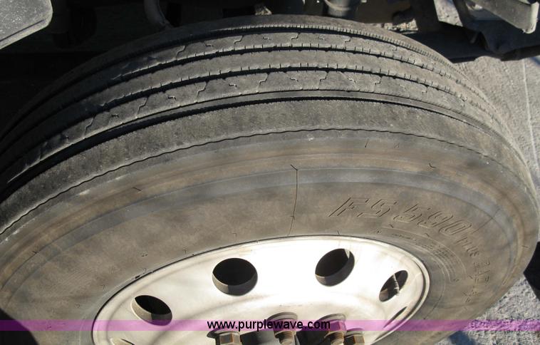 image for item 1003 2004 Freightliner Columbia 120 semi truck