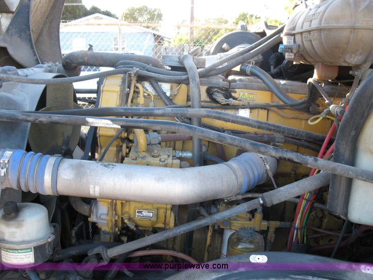 image for item 1003 2004 Freightliner Columbia 120 semi truck