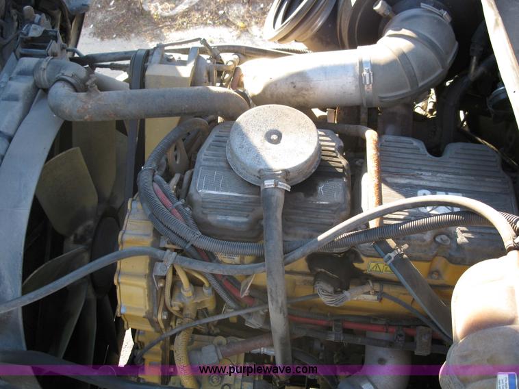 image for item 1003 2004 Freightliner Columbia 120 semi truck