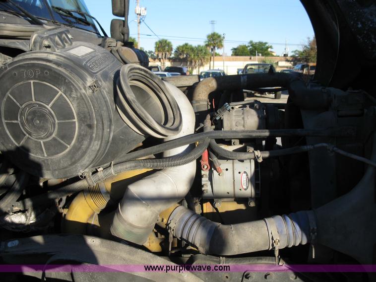 image for item 1003 2004 Freightliner Columbia 120 semi truck