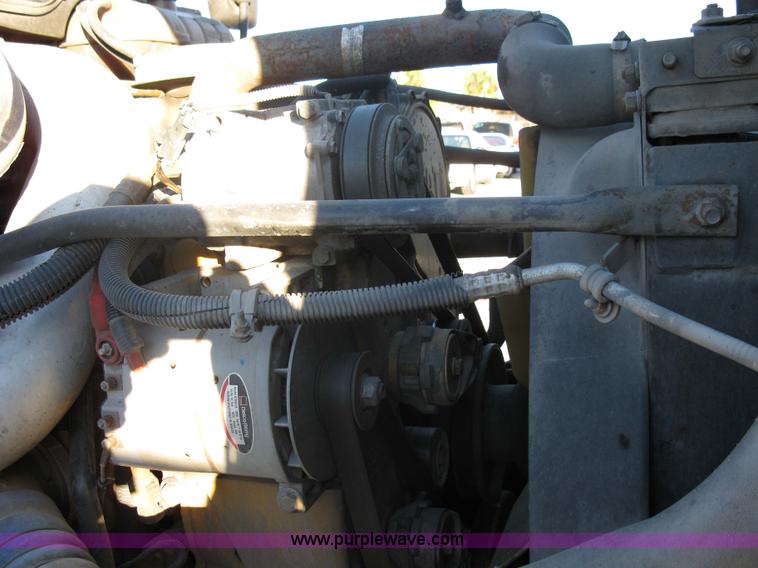 image for item 1003 2004 Freightliner Columbia 120 semi truck