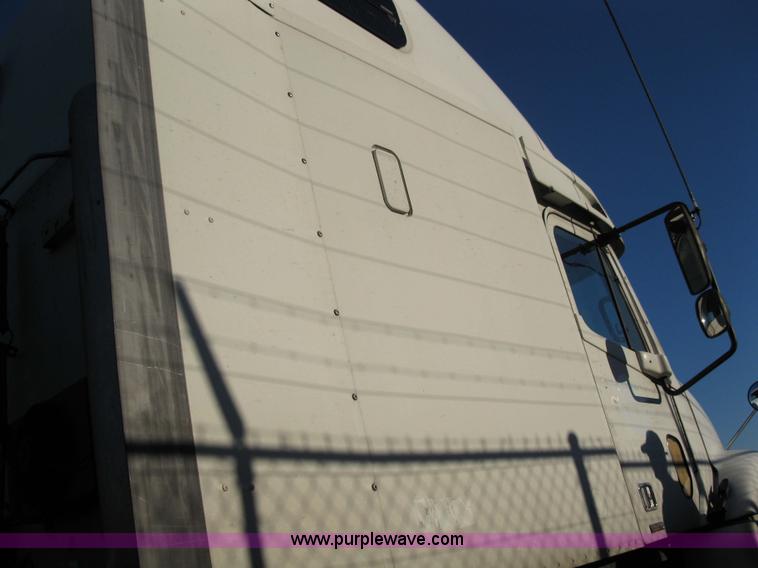 image for item 1003 2004 Freightliner Columbia 120 semi truck