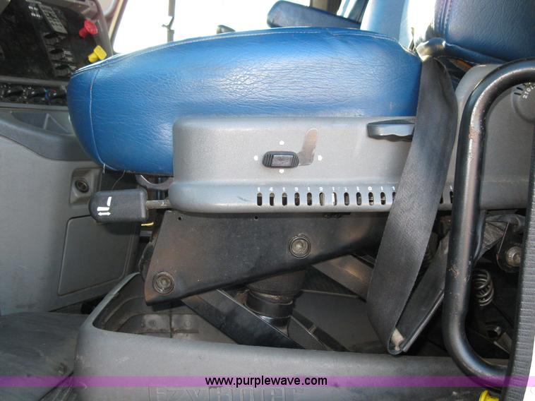 image for item 1003 2004 Freightliner Columbia 120 semi truck