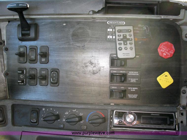 image for item 1003 2004 Freightliner Columbia 120 semi truck