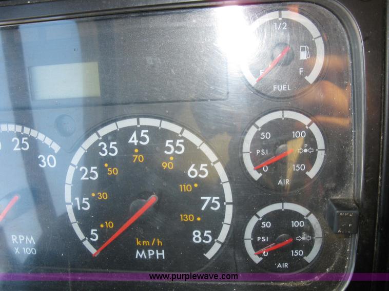 image for item 1003 2004 Freightliner Columbia 120 semi truck