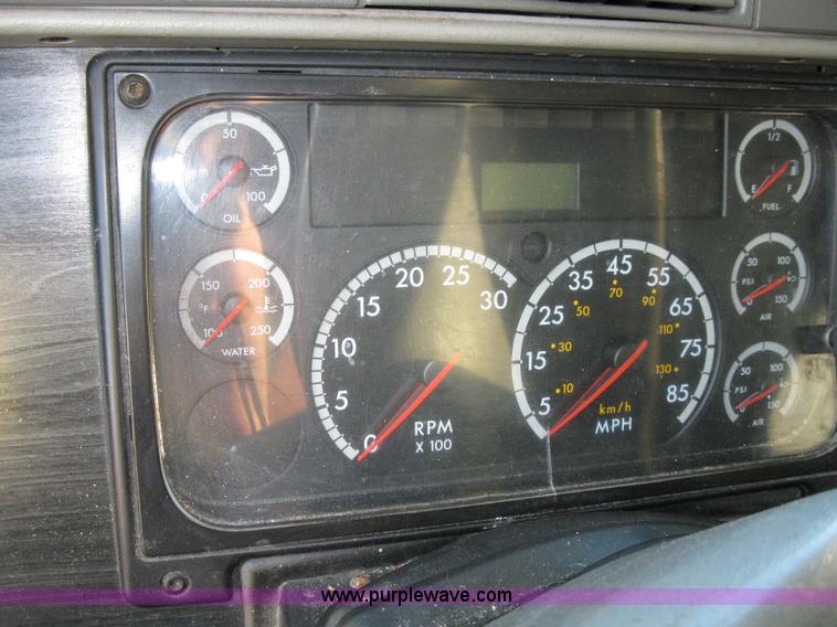 image for item 1003 2004 Freightliner Columbia 120 semi truck