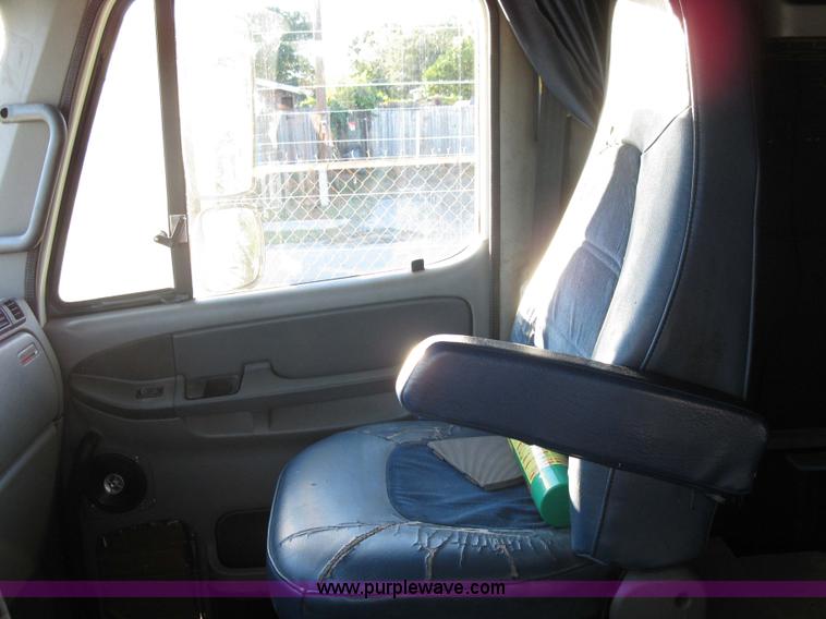 image for item 1003 2004 Freightliner Columbia 120 semi truck