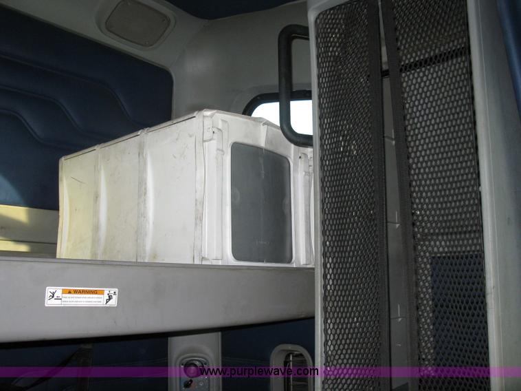 image for item 1003 2004 Freightliner Columbia 120 semi truck