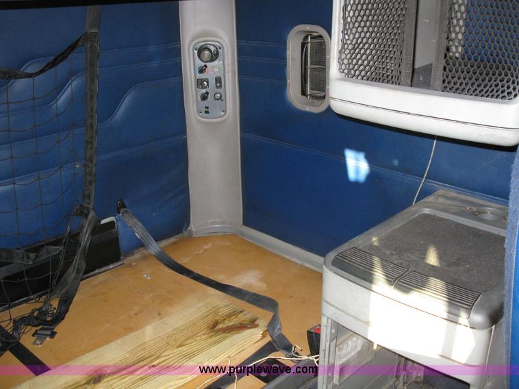 image for item 1003 2004 Freightliner Columbia 120 semi truck