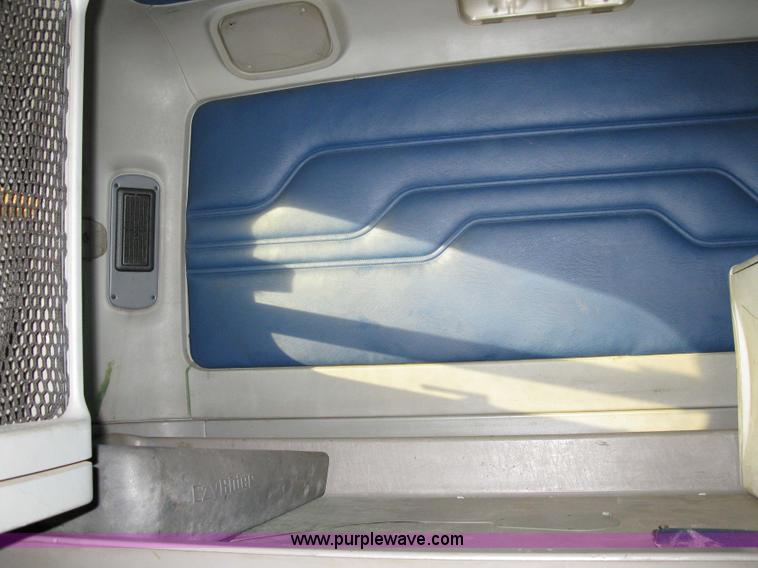 image for item 1003 2004 Freightliner Columbia 120 semi truck