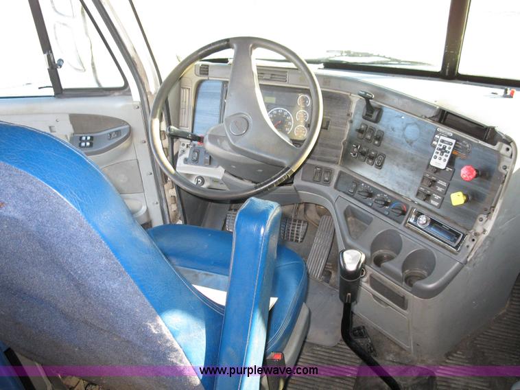 image for item 1003 2004 Freightliner Columbia 120 semi truck