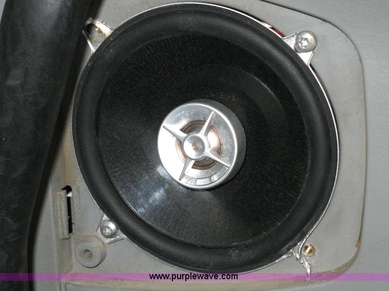 image for item 1003 2004 Freightliner Columbia 120 semi truck