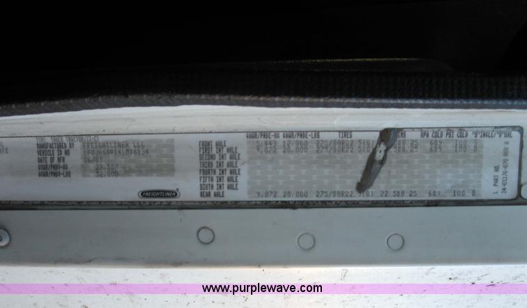 image for item 1003 2004 Freightliner Columbia 120 semi truck