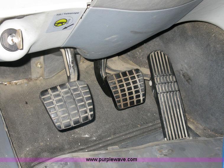 image for item 1003 2004 Freightliner Columbia 120 semi truck