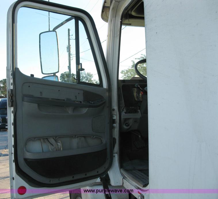 image for item 1003 2004 Freightliner Columbia 120 semi truck