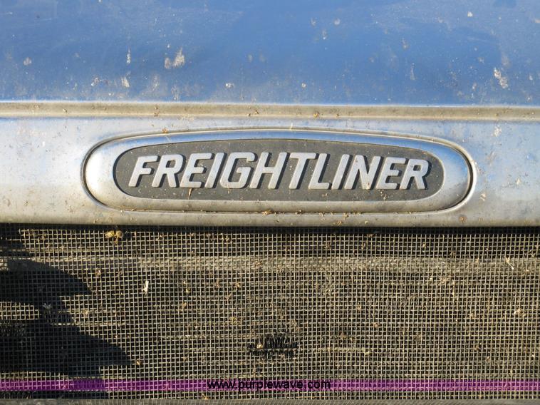 image for item 1003 2004 Freightliner Columbia 120 semi truck
