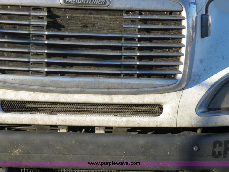 image for item 1003 2004 Freightliner Columbia 120 semi truck