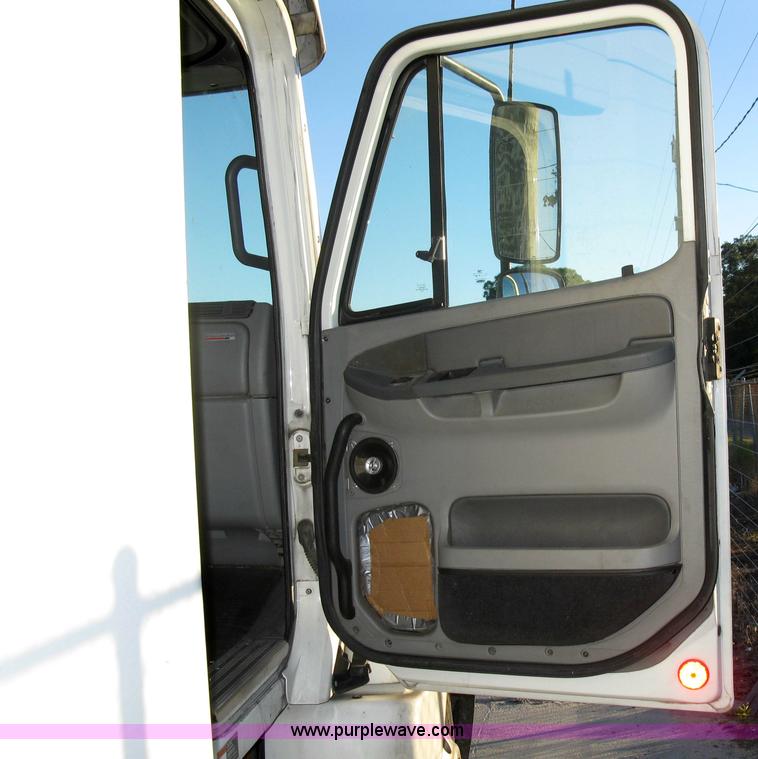 image for item 1003 2004 Freightliner Columbia 120 semi truck