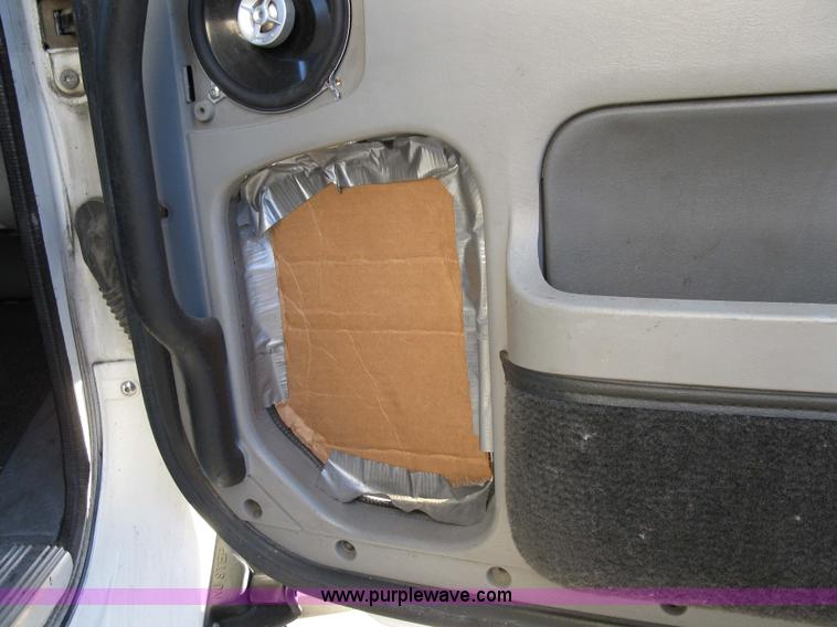 image for item 1003 2004 Freightliner Columbia 120 semi truck