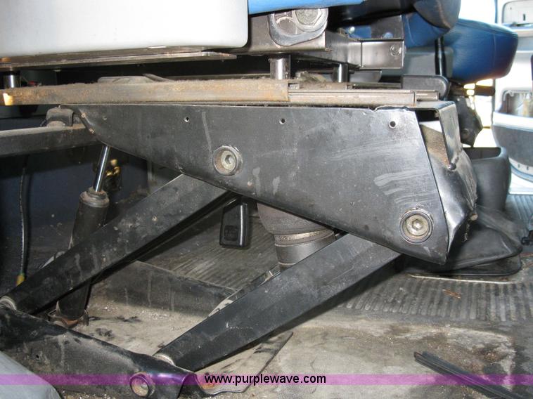 image for item 1003 2004 Freightliner Columbia 120 semi truck