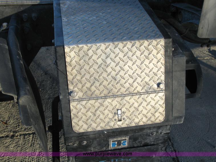 image for item 1003 2004 Freightliner Columbia 120 semi truck