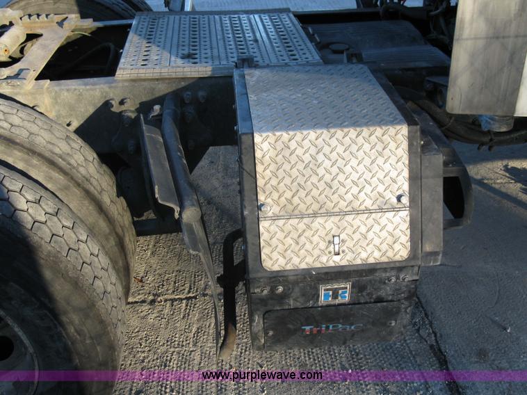 image for item 1003 2004 Freightliner Columbia 120 semi truck