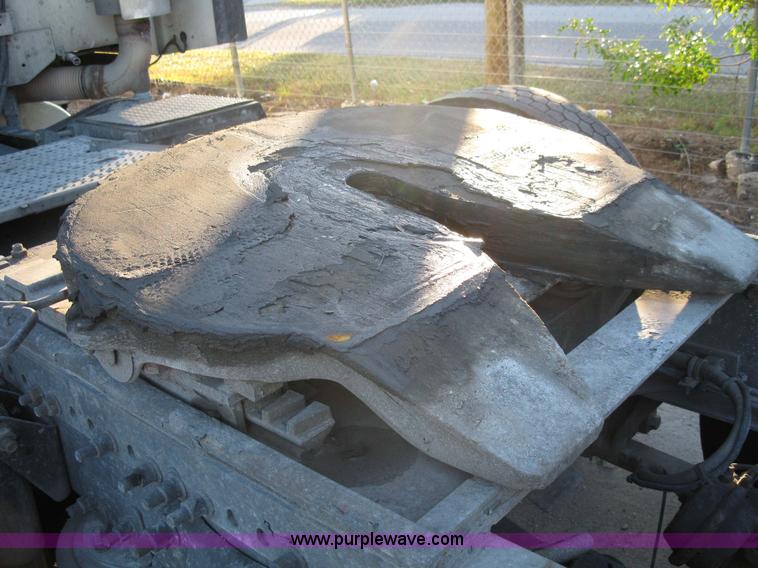 image for item 1003 2004 Freightliner Columbia 120 semi truck