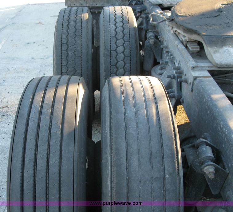 image for item 1003 2004 Freightliner Columbia 120 semi truck