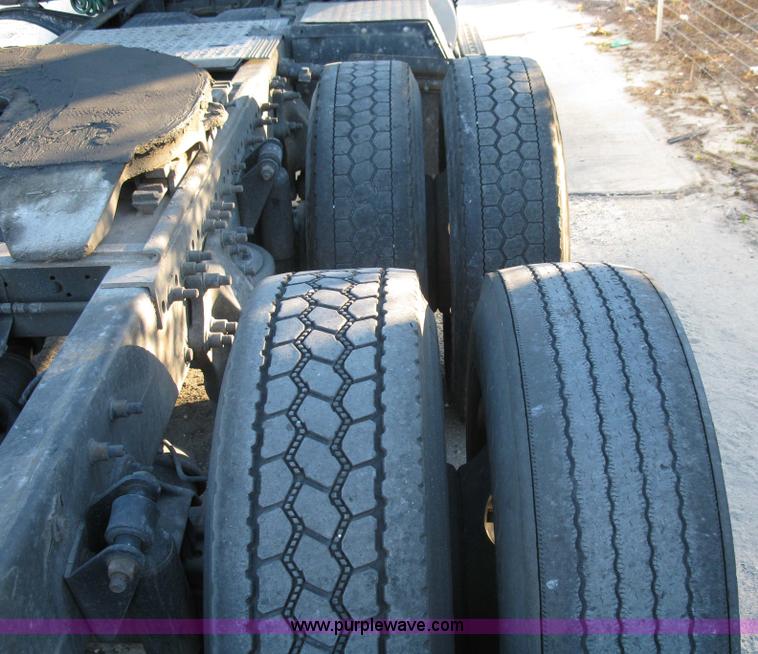 image for item 1003 2004 Freightliner Columbia 120 semi truck