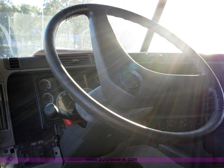 image for item 1003 2004 Freightliner Columbia 120 semi truck