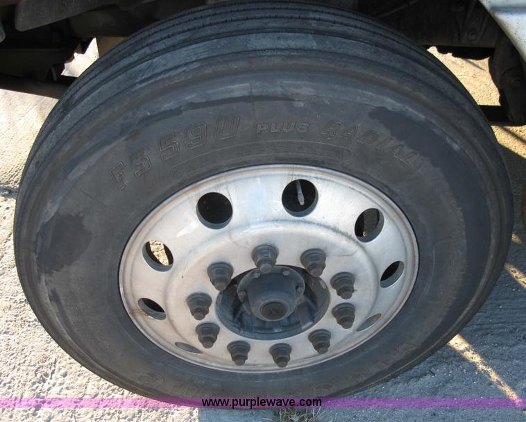 image for item 1003 2004 Freightliner Columbia 120 semi truck