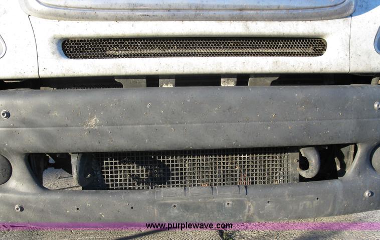 image for item 1003 2004 Freightliner Columbia 120 semi truck