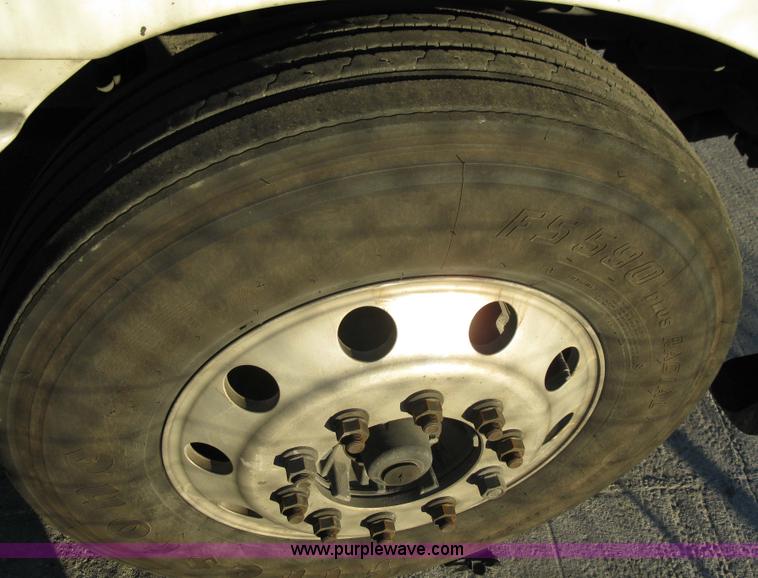 image for item 1003 2004 Freightliner Columbia 120 semi truck