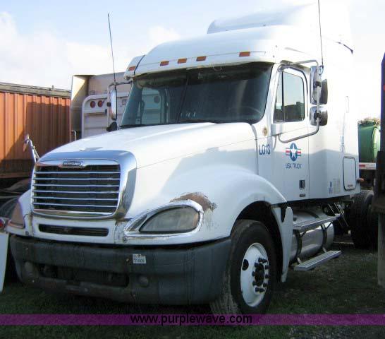 image for item 1005 2004 Freightliner Columbia 120 semi truck