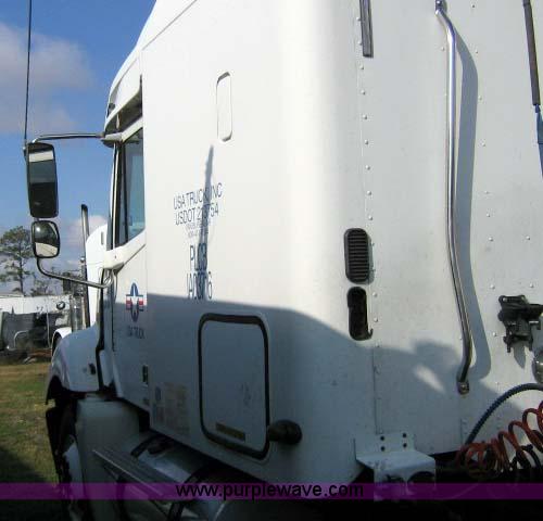 image for item 1005 2004 Freightliner Columbia 120 semi truck