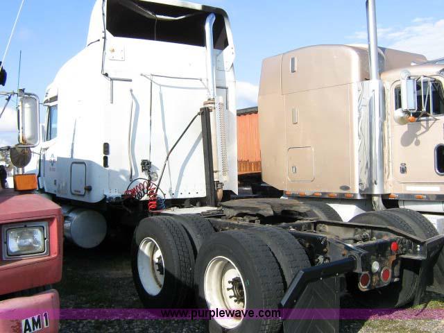 image for item 1005 2004 Freightliner Columbia 120 semi truck