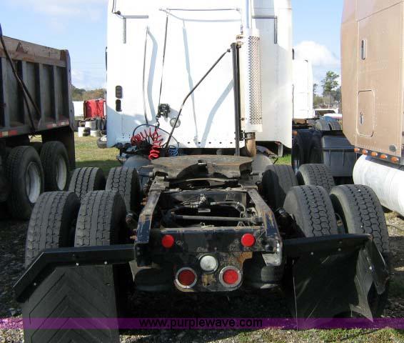 image for item 1005 2004 Freightliner Columbia 120 semi truck