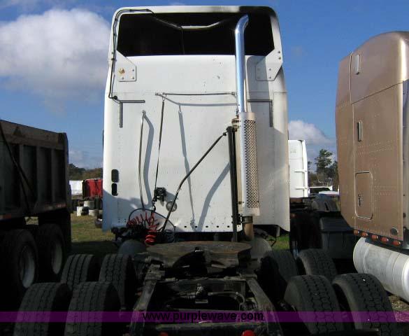 image for item 1005 2004 Freightliner Columbia 120 semi truck