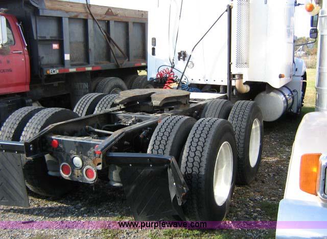 image for item 1005 2004 Freightliner Columbia 120 semi truck