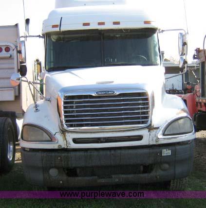 image for item 1005 2004 Freightliner Columbia 120 semi truck