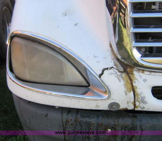 image for item 1005 2004 Freightliner Columbia 120 semi truck