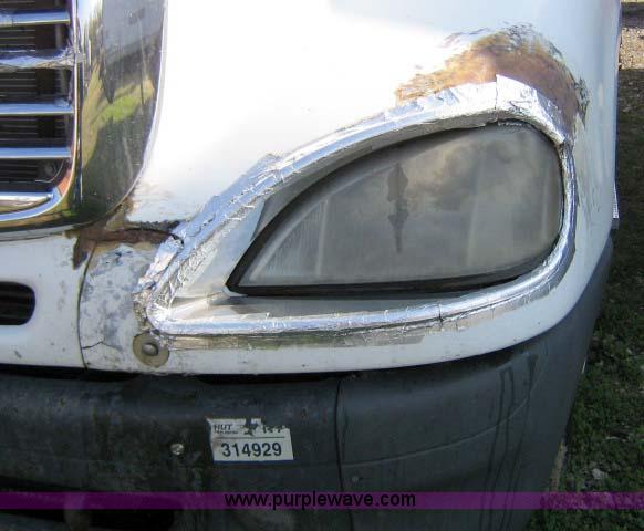 image for item 1005 2004 Freightliner Columbia 120 semi truck