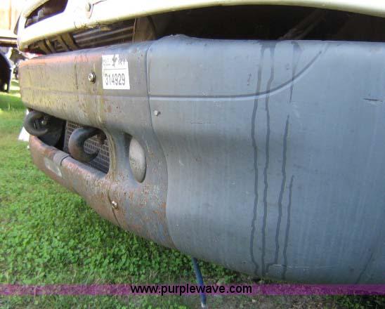 image for item 1005 2004 Freightliner Columbia 120 semi truck